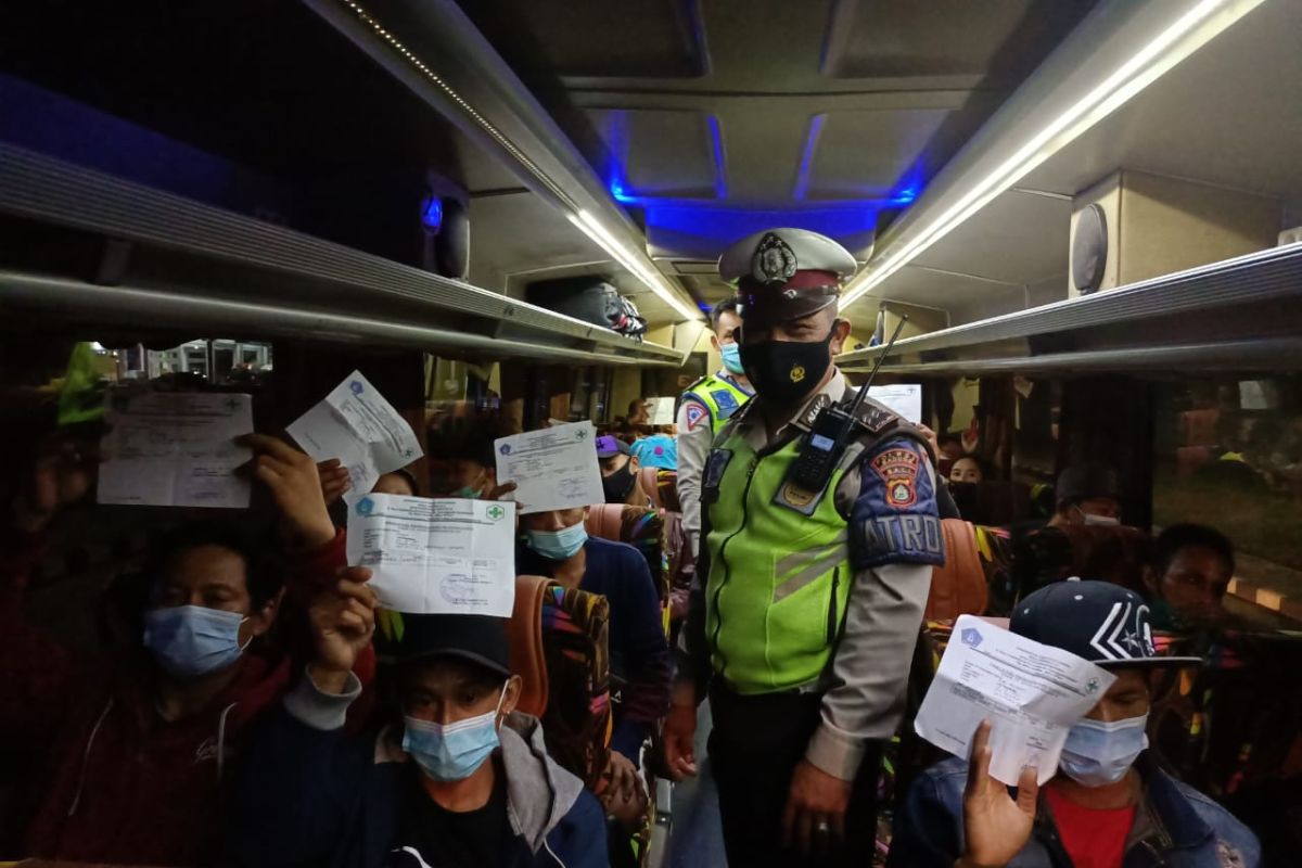 Ratusan penumpang tanpa surat tes antigen terjaring di terminal Mengwi