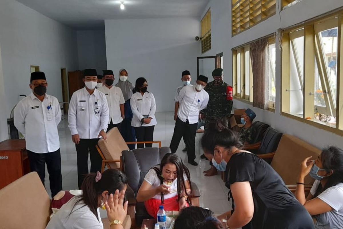 Sekda Banyuwangi pantau kondisi kesehatan pekerja migran di tempat karantina
