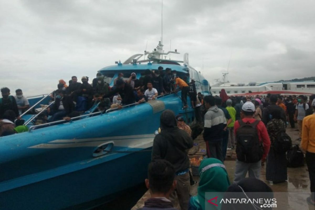 Penumpang kapal pelabuhan nusantara Kendari membludak