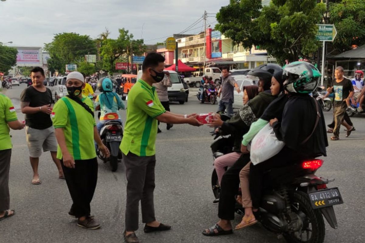 LDII Padang berbagi berkah Ramadhan pada pengendara