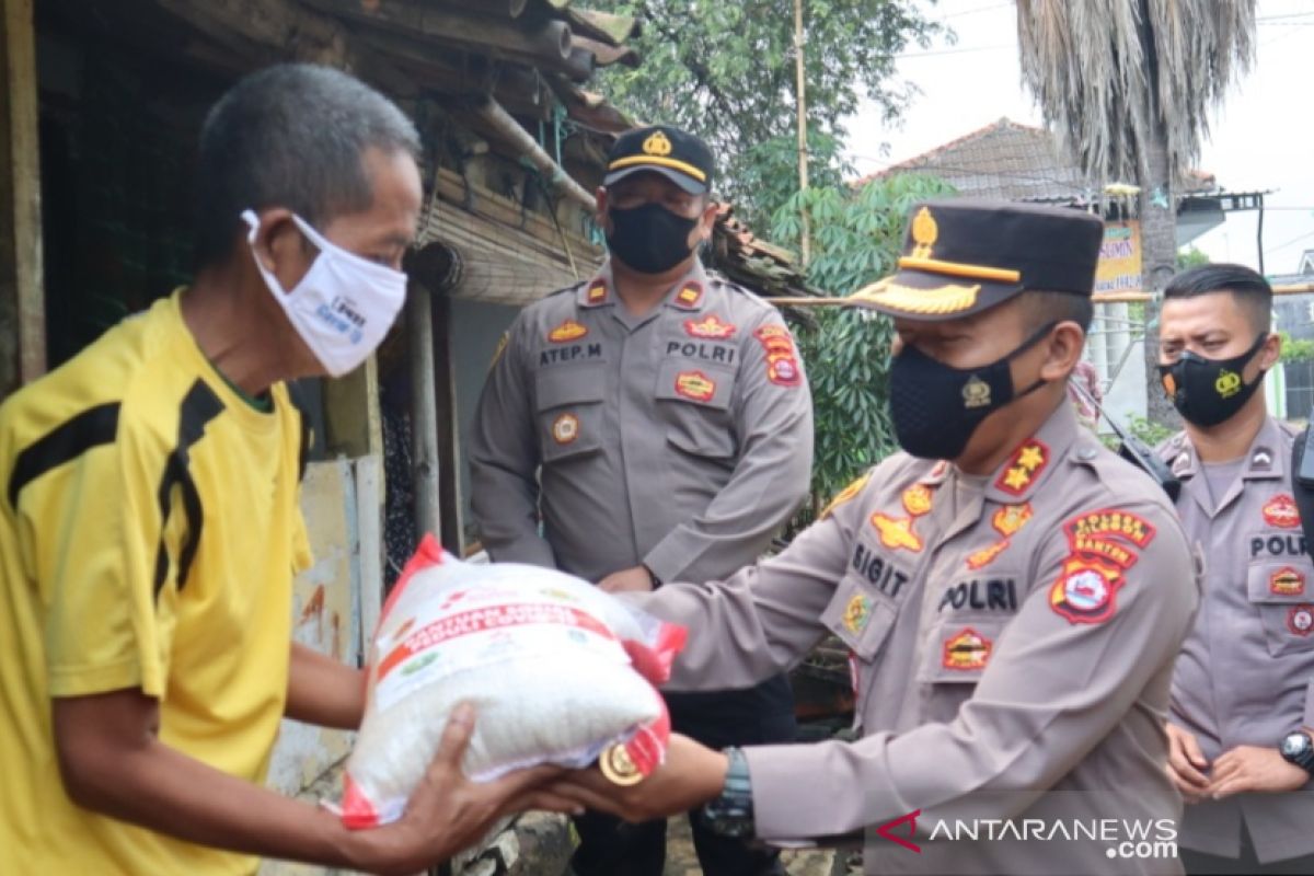 Polres Cilegon Distribusikan 15 Ton Beras Kepada Masyarakat