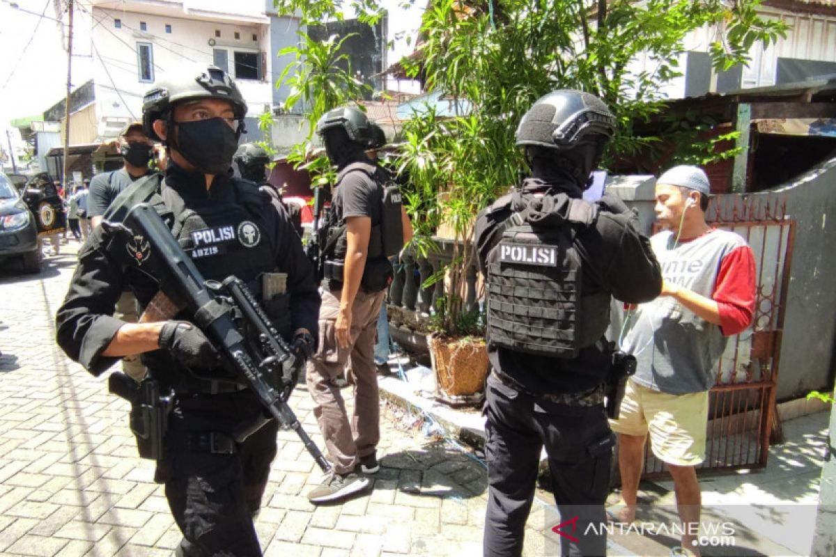 Penangkapan terduga teroris di Makassar  56 orang