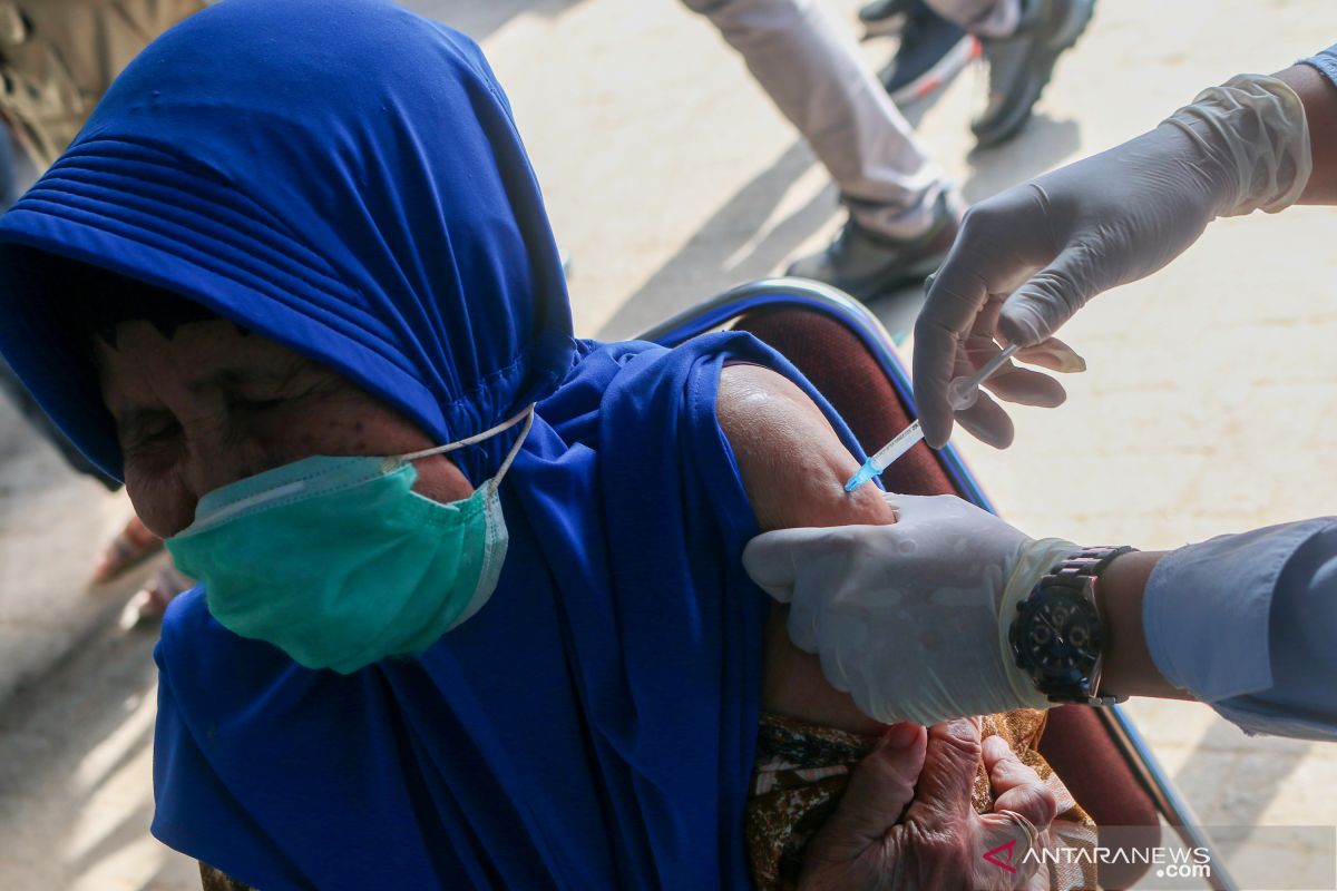Polda NTB menargetkan vaksinasi lansia di Mataram tuntas sebelum Lebaran