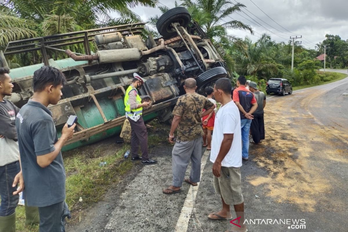 Truk tangki terbalik, CPO tumpah di jalan raya