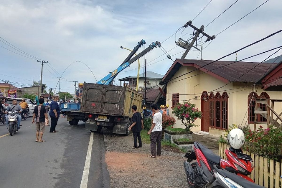 Truk hantam tiang listrik akibatkan pemadaman