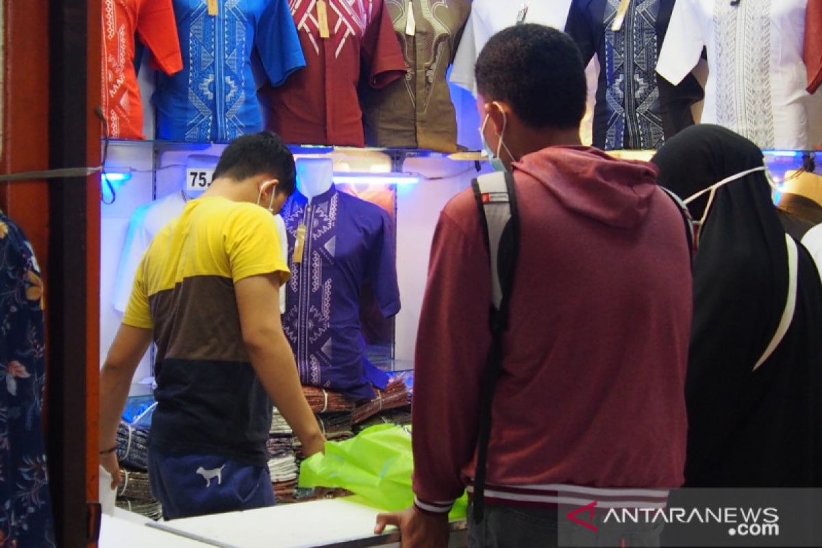 Pedagang Pasar Tanah Abang mengaku alami penurunan omzet