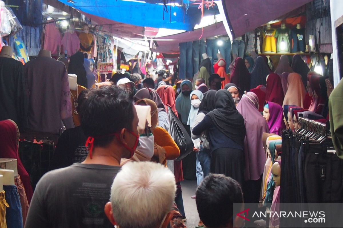 Pasar Tanah Abang masih terlihat ramai pada H-1 pelarangan mudik