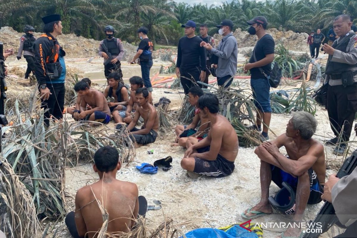 Polda Riau gulung 11 penambang emas ilegal di Kuansing