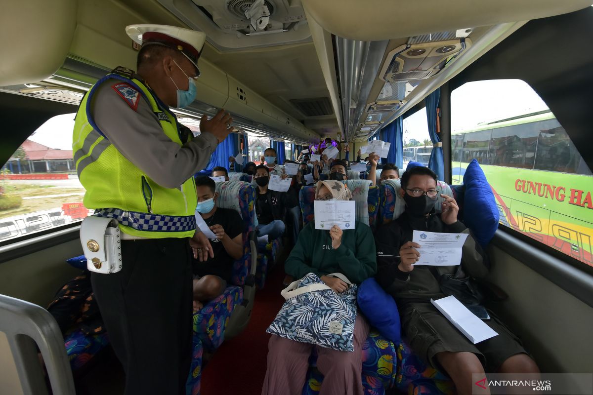 Polda Bali lepas 66 penumpang di Terminal Mengwi saat Larangan Mudik (video)