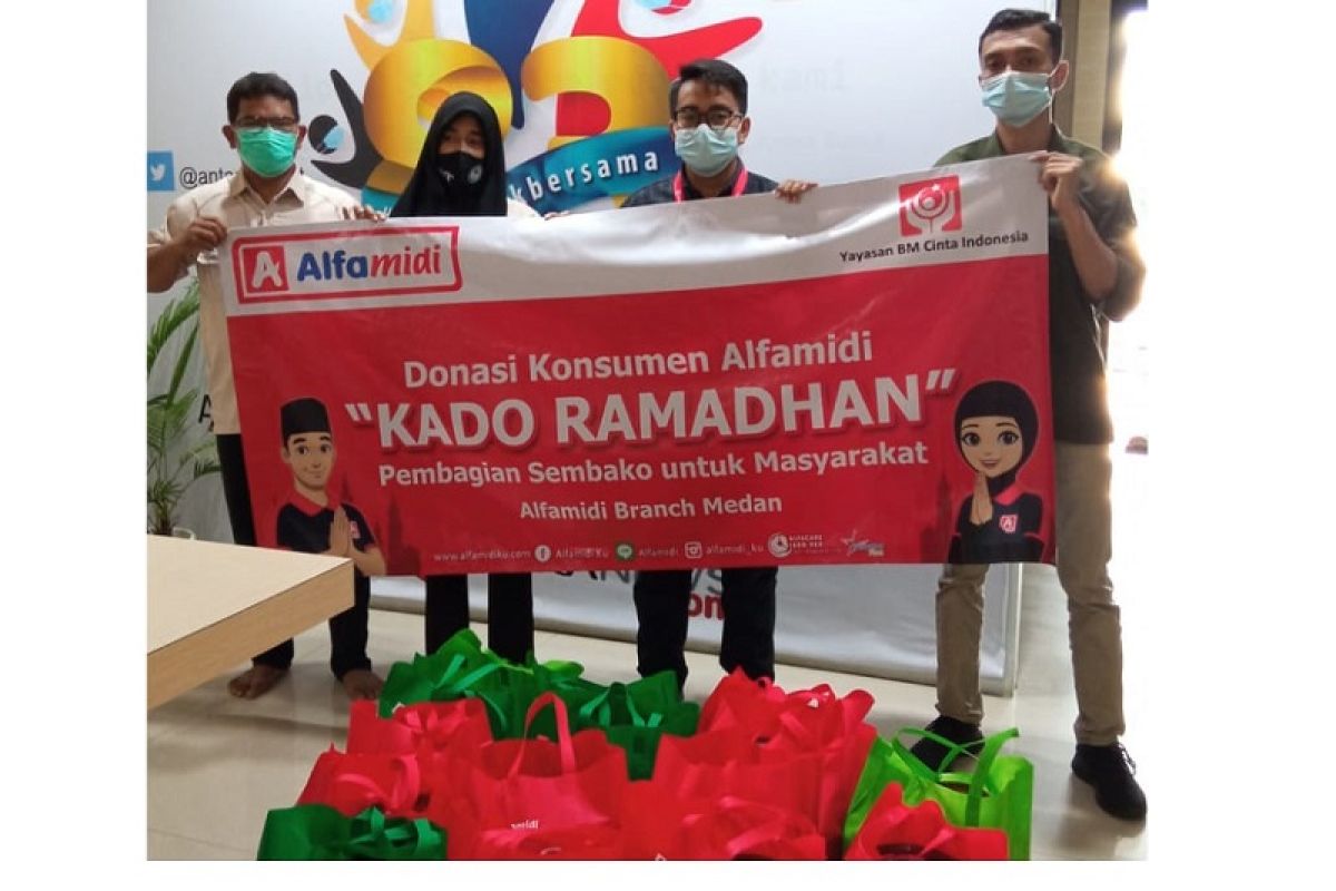 Alfamidi bagikan ribuan paket sembako kepada masyarakat