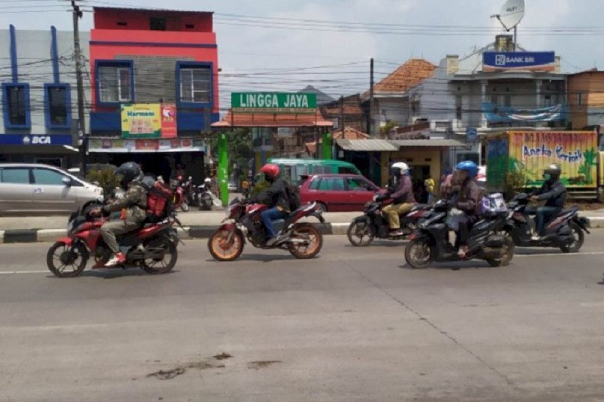 Sejumlah pemudik sepeda motor mulai terlihat di Jalan Raya Bandung-Garut
