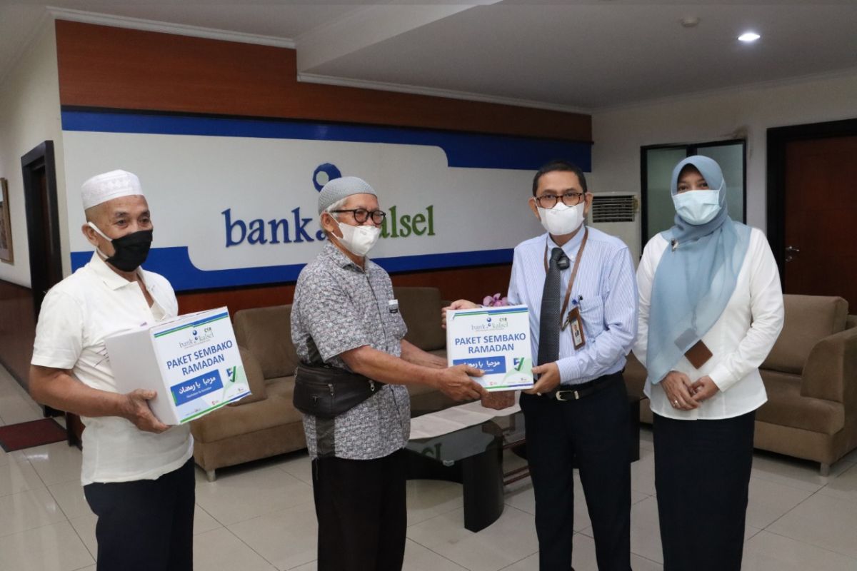 Bank Kalsel bagikan 3 ribu paket sembako bantu pensiunan dan wartawan