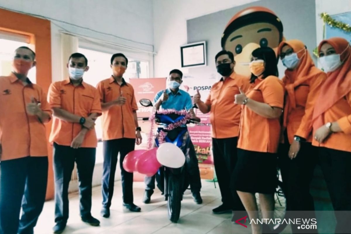 Warga Meliau dapat 1 unit Beat dariProgram Customer Reward Pospay