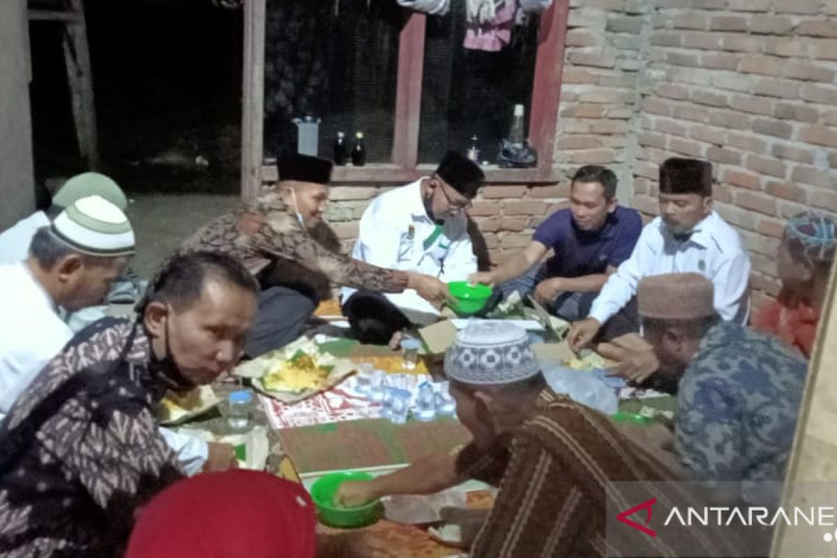 Usai buka bersama di rumah janda 10 anak, pengurus PWI Agam serahkan bantuan ini