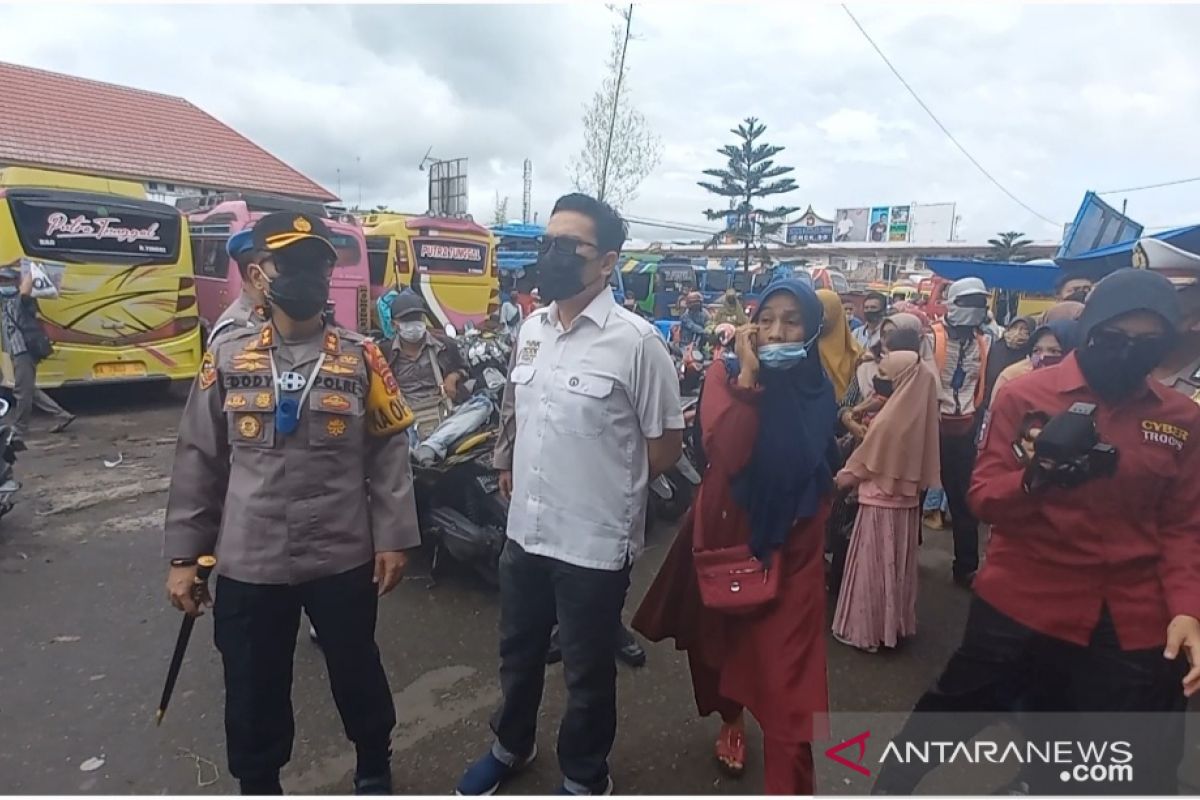 Cegah Bukittinggi jadi zona merah COVID-19 dan timbul kluster pasar, Terminal Simpang Aur dirazia aparat keamanan (video)