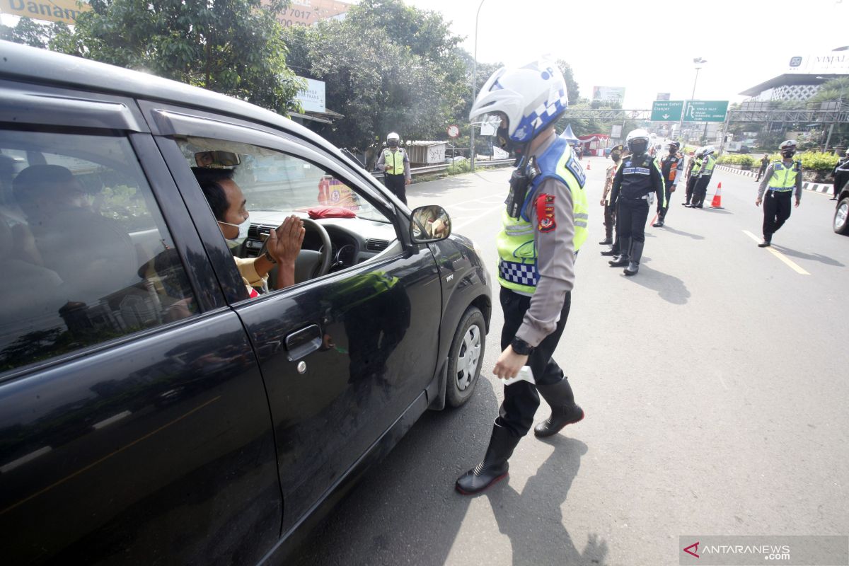 Tim Satgas COVID-19 Singkawang lakukan pemeriksaan di pintu masuk kota