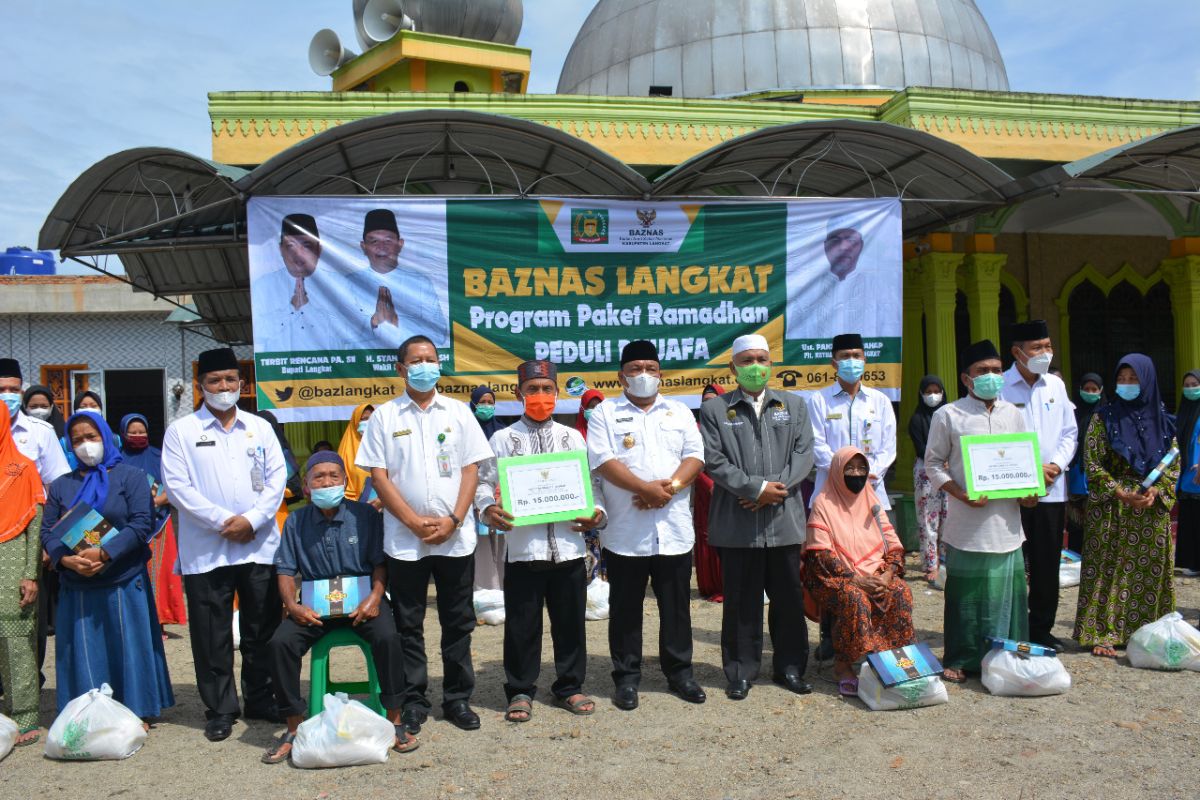 Bupati Langkat serahkan bantuan untuk masjid dan buat kaum dhuafa