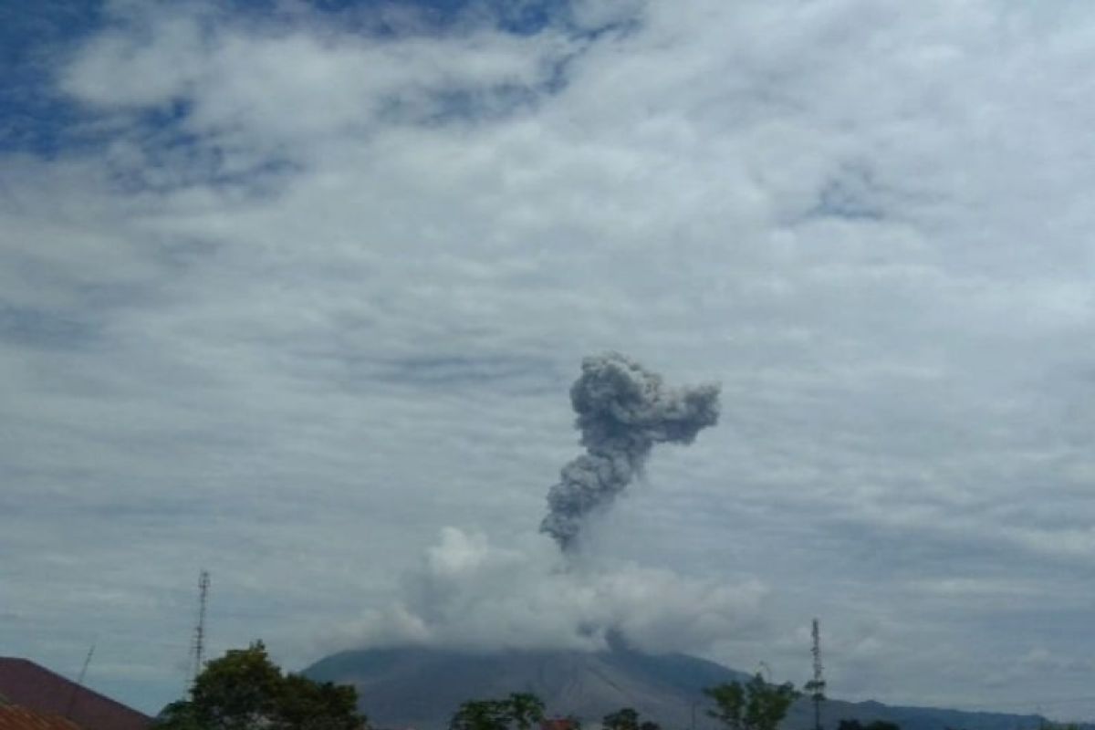 Gunung Sinabung erupsi,  semburkan abu vulkanik setinggi 2.000 meter