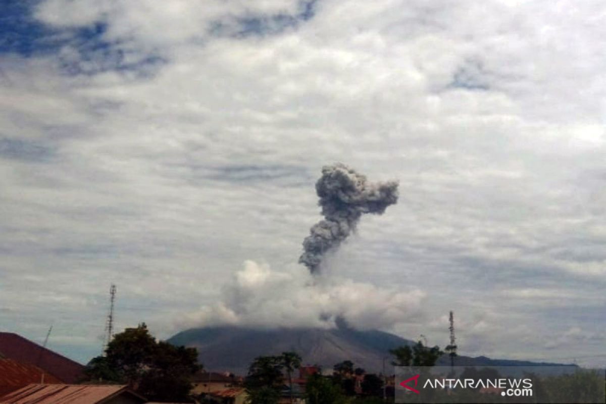 Gunung Sinabung tiga kali semburkan abu vulkanik ke arah barat