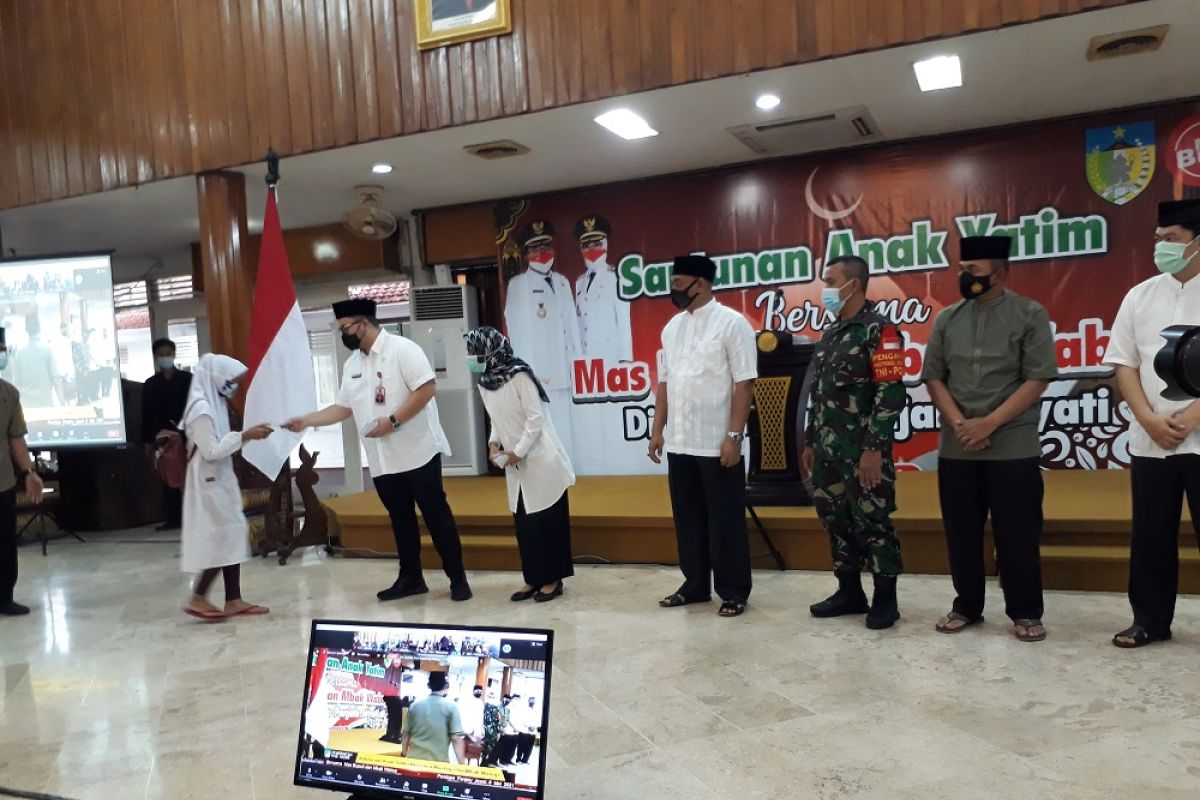 Pemkab Kediri bagikan santunan untuk anak yatim