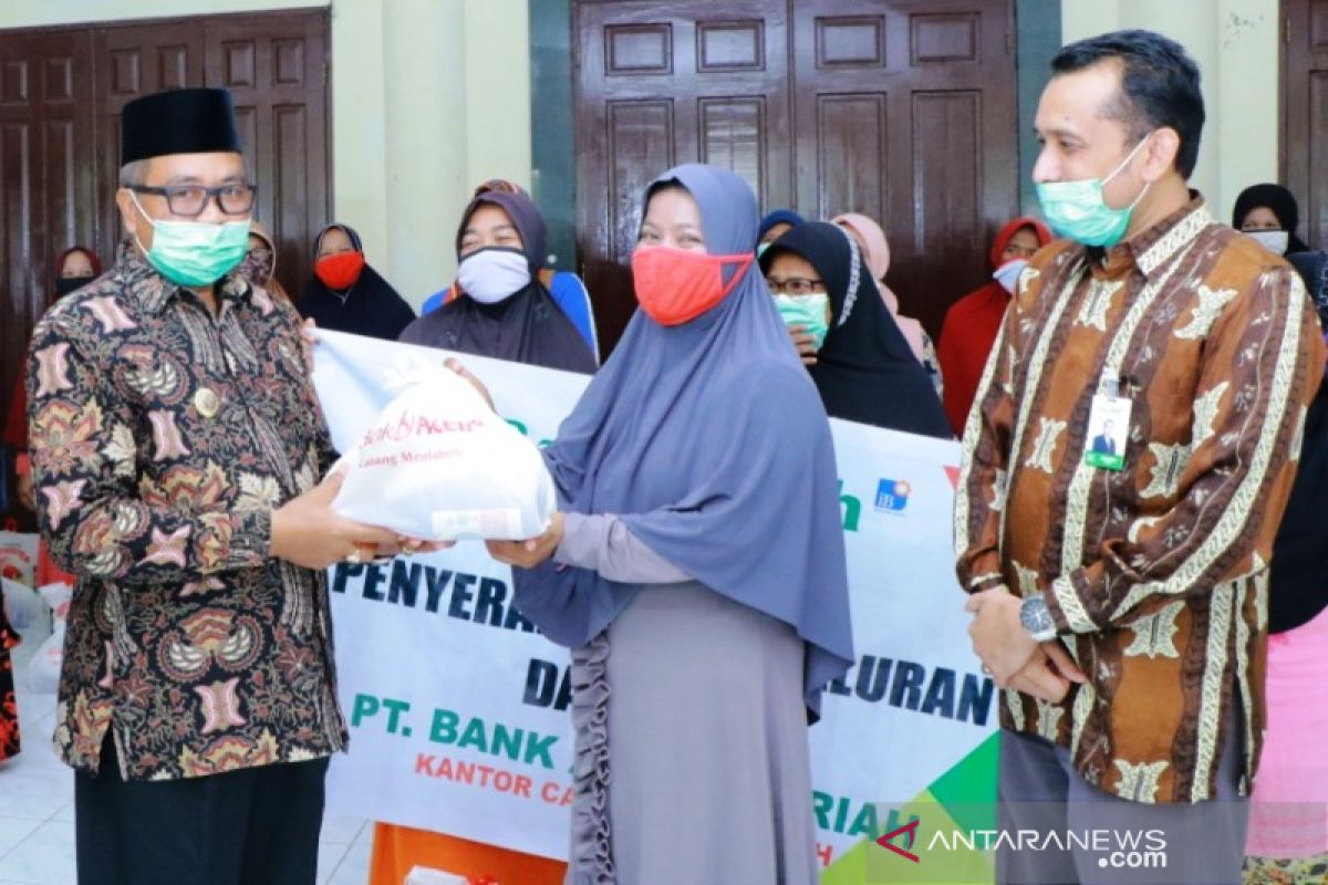 Jelang Lebaran, Bupati Aceh Barat serahkan bantuan untuk penyapu jalan