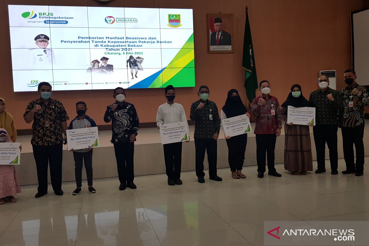 BPJAMSOSTEK Jabar serahkan 1.711 beasiswa ahli waris