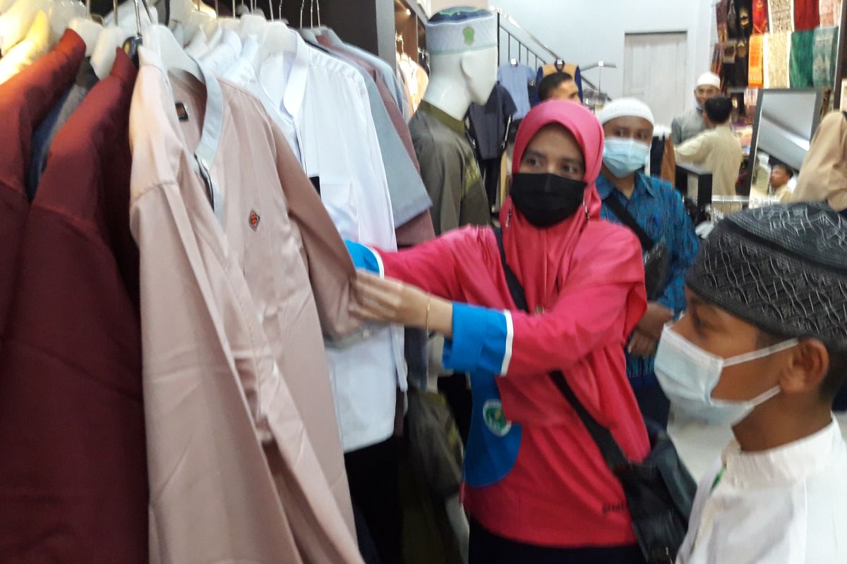Nasyi'atul Aisyiyah Kalbar - YBM PLN ajak 100 anak belanja pakaian Muslim