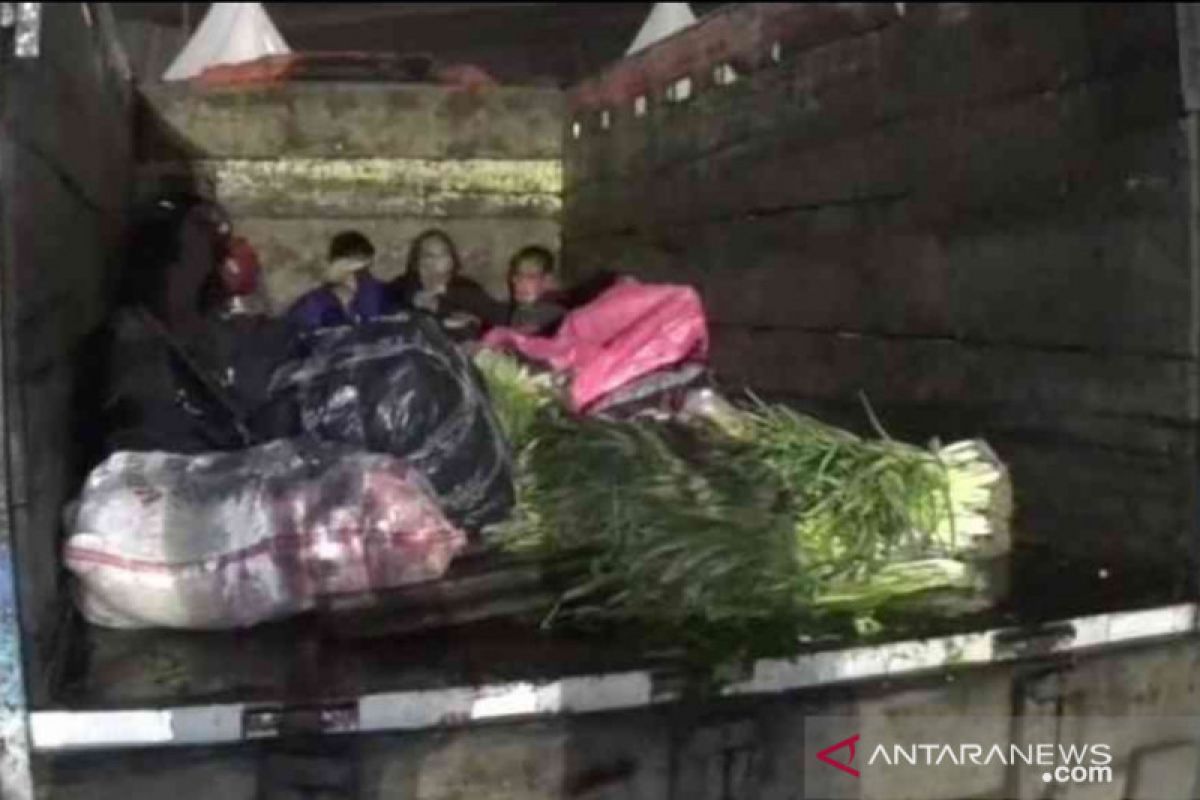 Polisi amankan truk sayur angkut pemudik di Bekasi