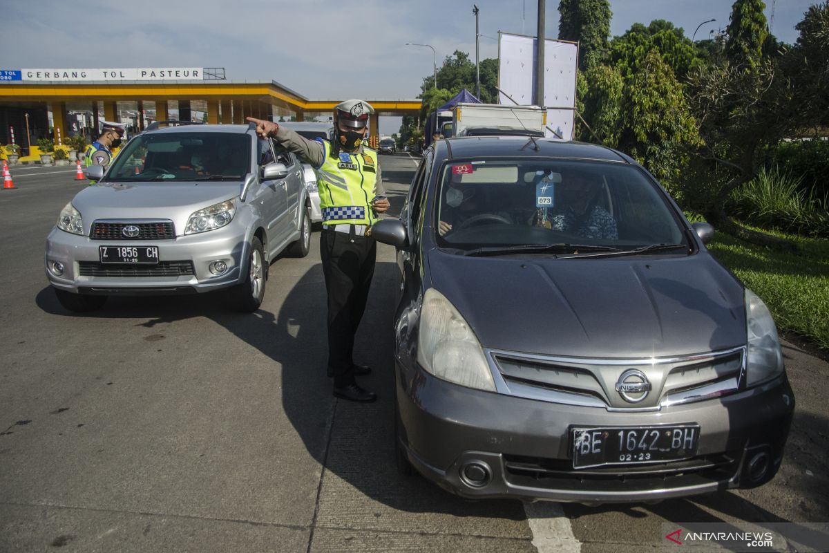 Polisi beri sanksi tiga travel gelap pemudik yang ditahan di Bandung