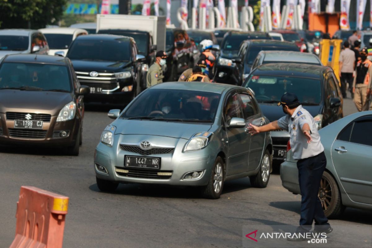 Sejumlah kendaraan masuk Surabaya dipaksa putar balik