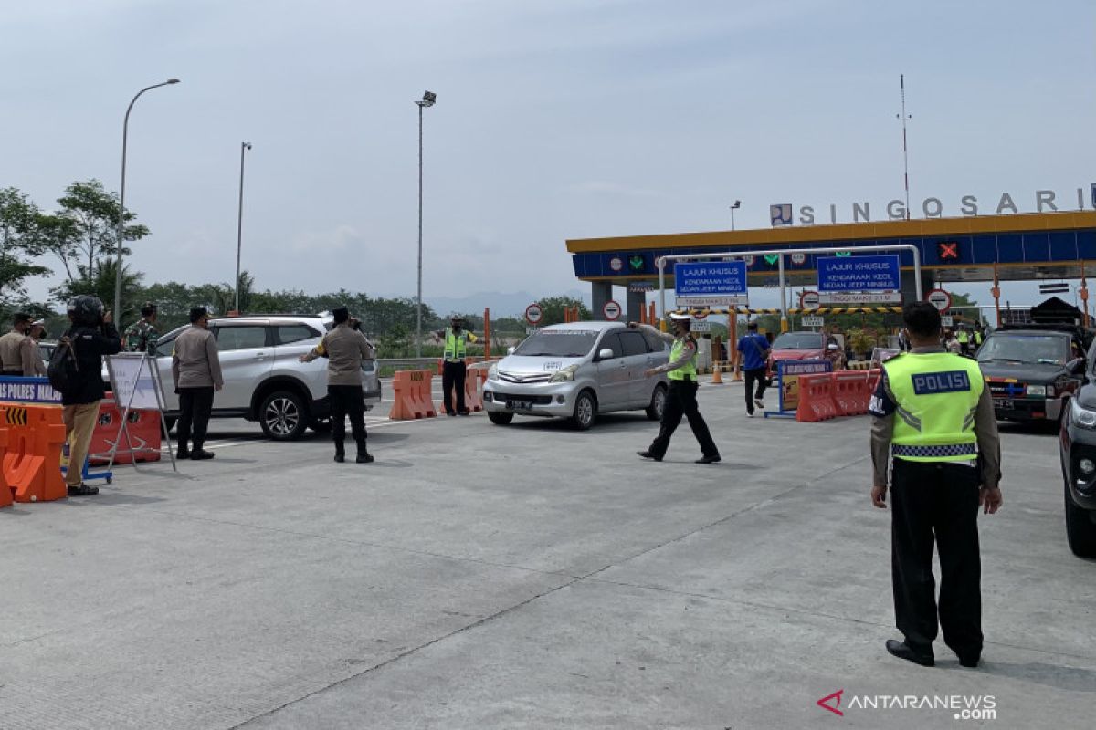 Puluhan kendaraan menuju Malang diminta putar balik di pintu tol Singosari