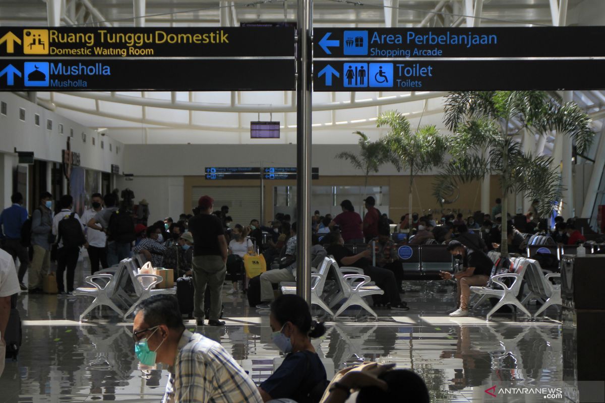 Pemudik padati bandara el tari di hari pertama larangan mudik