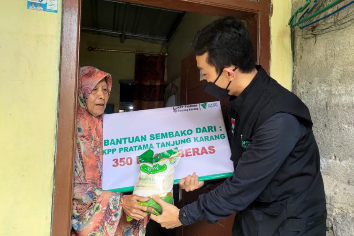 Dompet Dhuafa dan KPP Pratama Tanjung Karang distribusikan ratusan paket beras