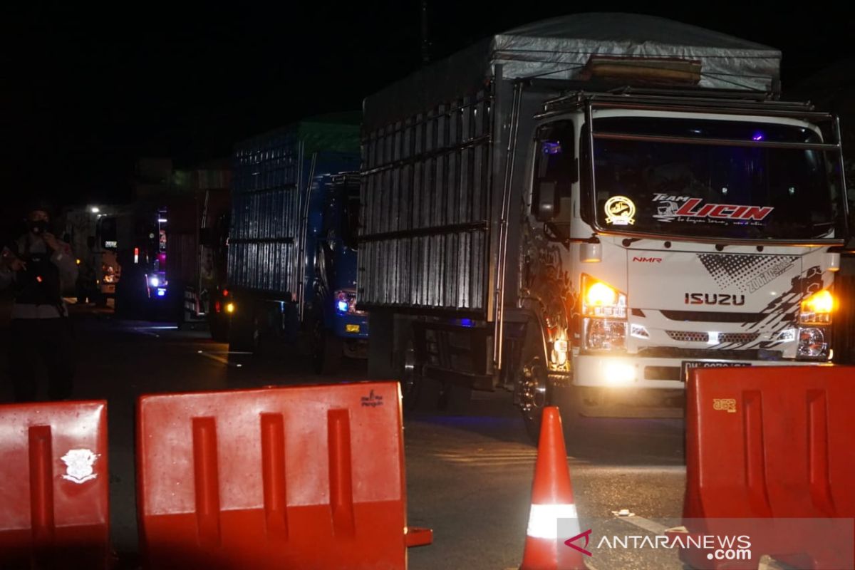 Perbatasan Gorontalo-Sulut ditutup, kendaraan mulai menumpuk