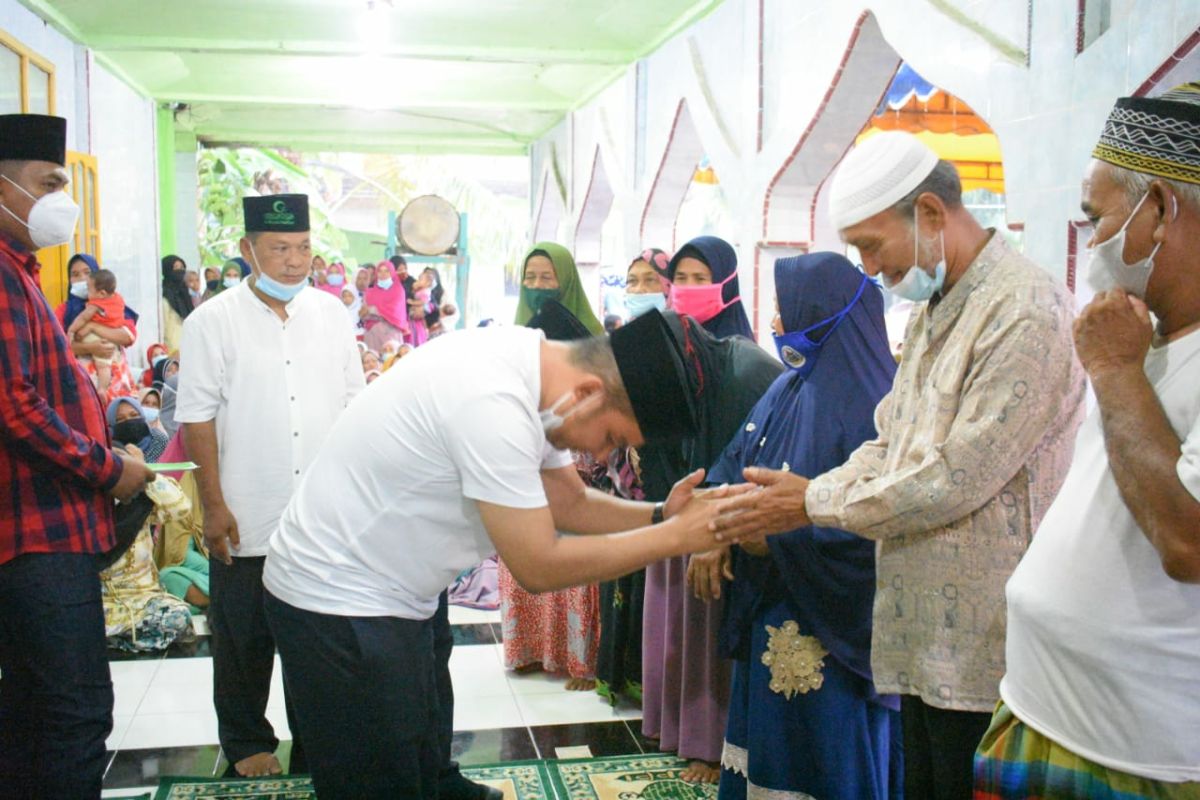 Bagikan zakat di Barus, Bupati: Dulu zakat kita Rp170 juta, sekarang Rp2,4 miliar