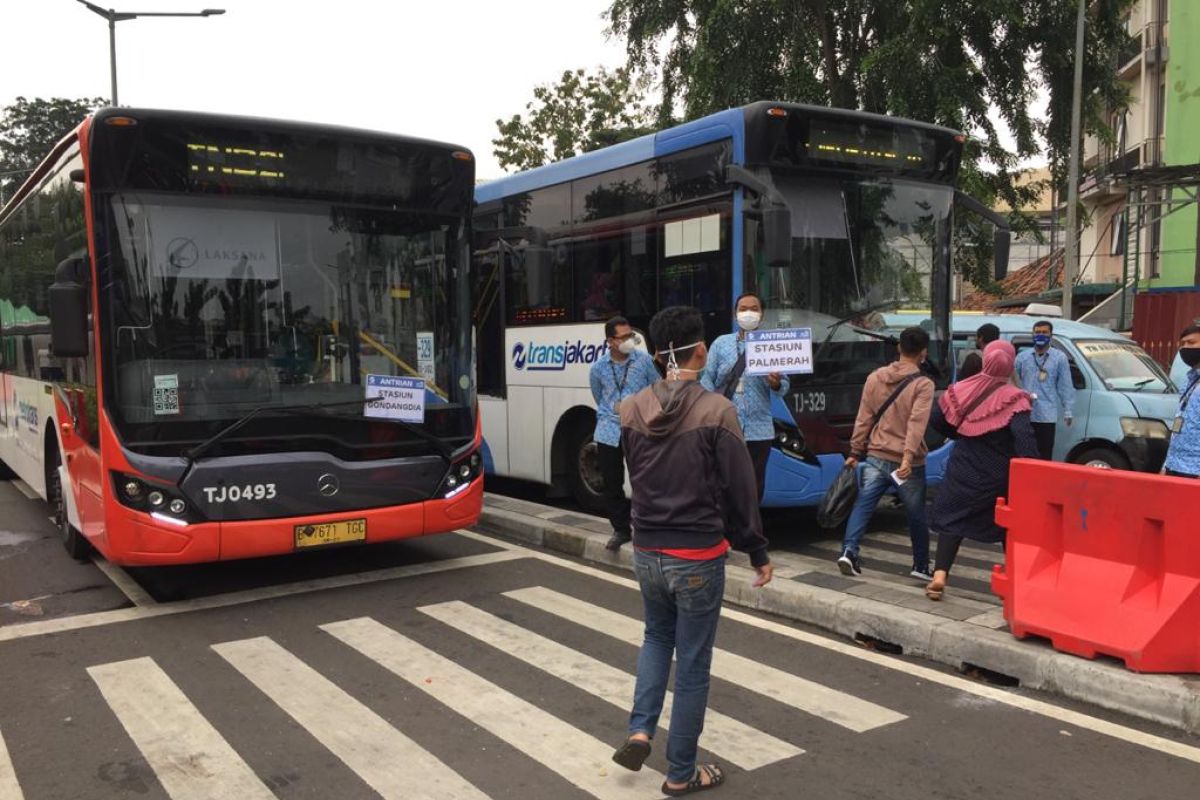 Warga apresiasi layanan bus gratis TransJakarta di Stasiun Tanah Abang