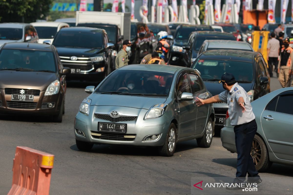 Hari pertama larangan mudik di Surabaya, sejumlah kendaraan dipaksa putar balik