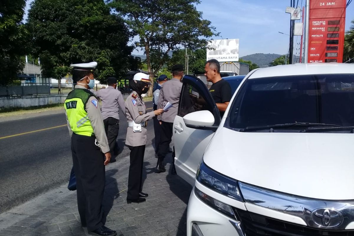 Polisi Situbondo paksa empat mobil pemudik untuk putar balik