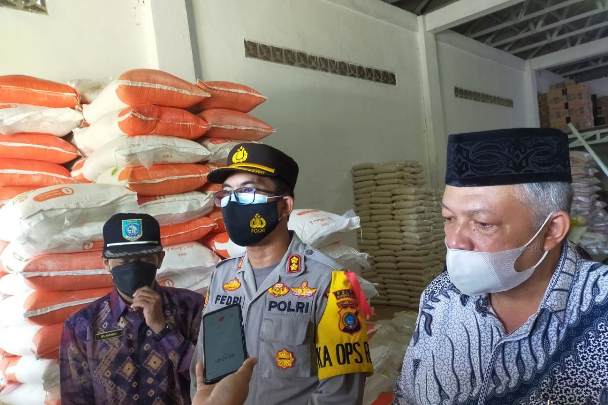 Polisi Bangka Barat meminta warga laporkan penimbun sembako