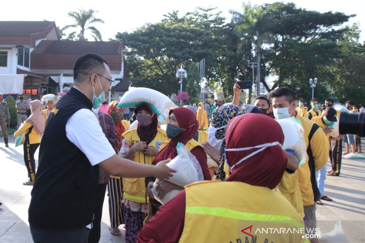 Gubernur menyerahkan bansos Lebaran bagi 958 petugas kebersihan di NTB