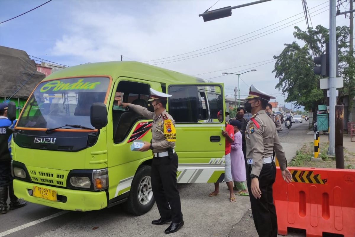 Puluhan kendaraan akan masuk wilayah Sidoarjo diminta putar balik