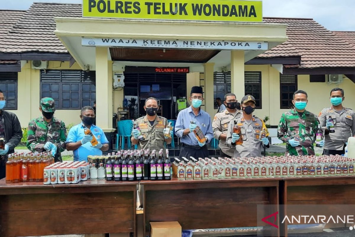 Polres Wondama musnahkan ratusan botol minuman keras