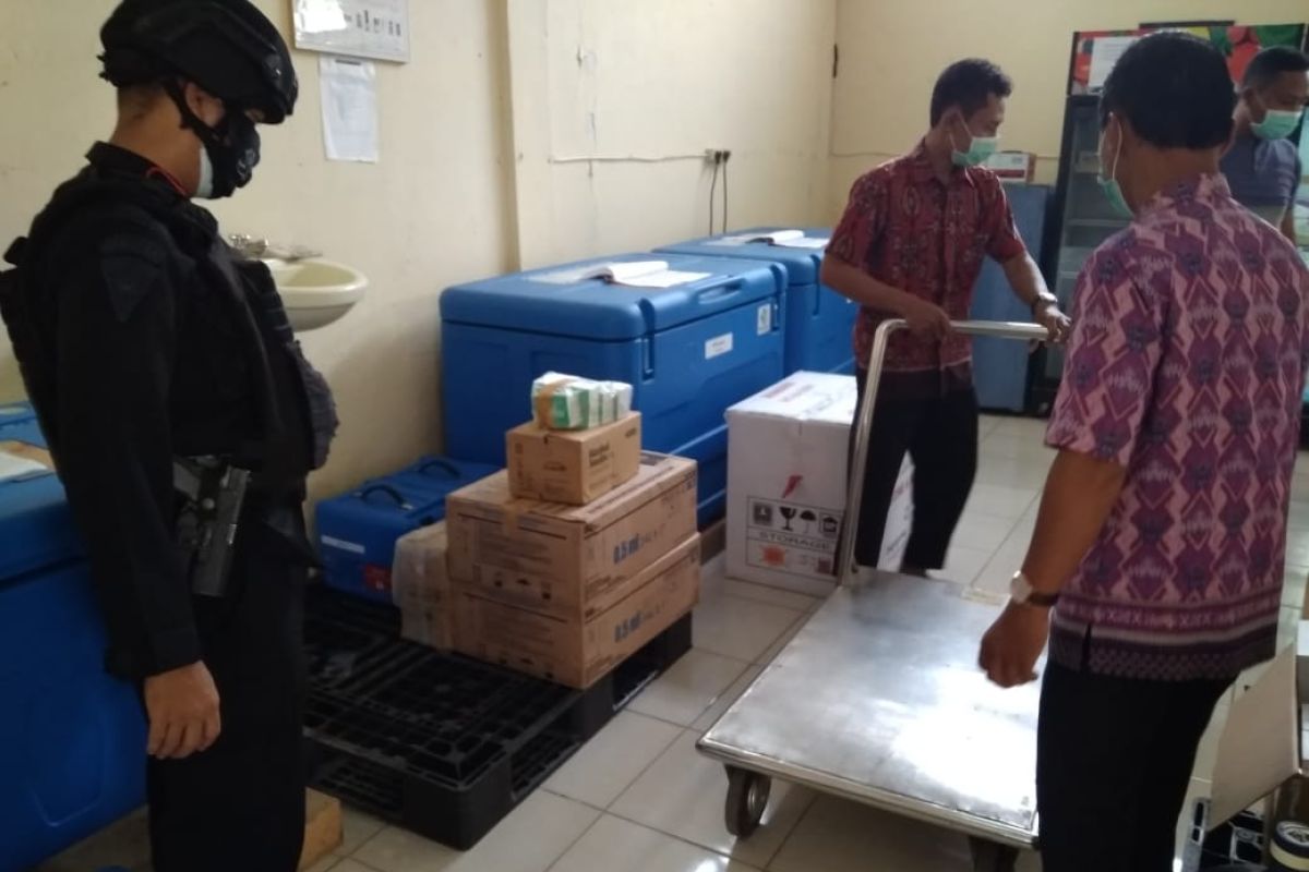 Gegana Polda Lampung kawal pendistribusian vaksin COVID-19 ke Kota Metro dan Lampung Timur