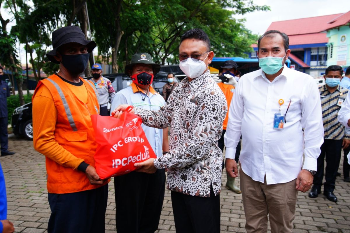Sebanyak 734 petugas PPSU Pontianak terima bantuan paket sembako