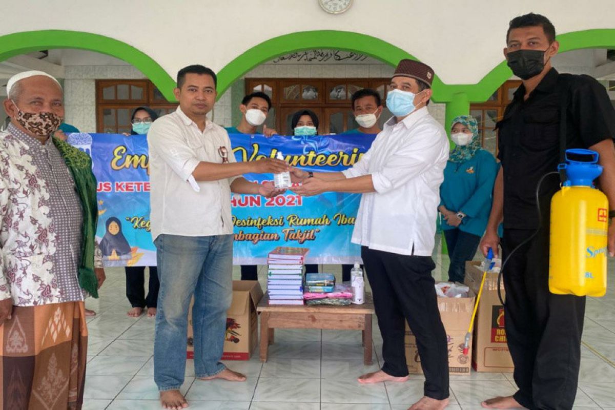 Employee Volunteering, BPJAMSOSTEK Semarang Majapahit berikan paket ibadah ke masjid