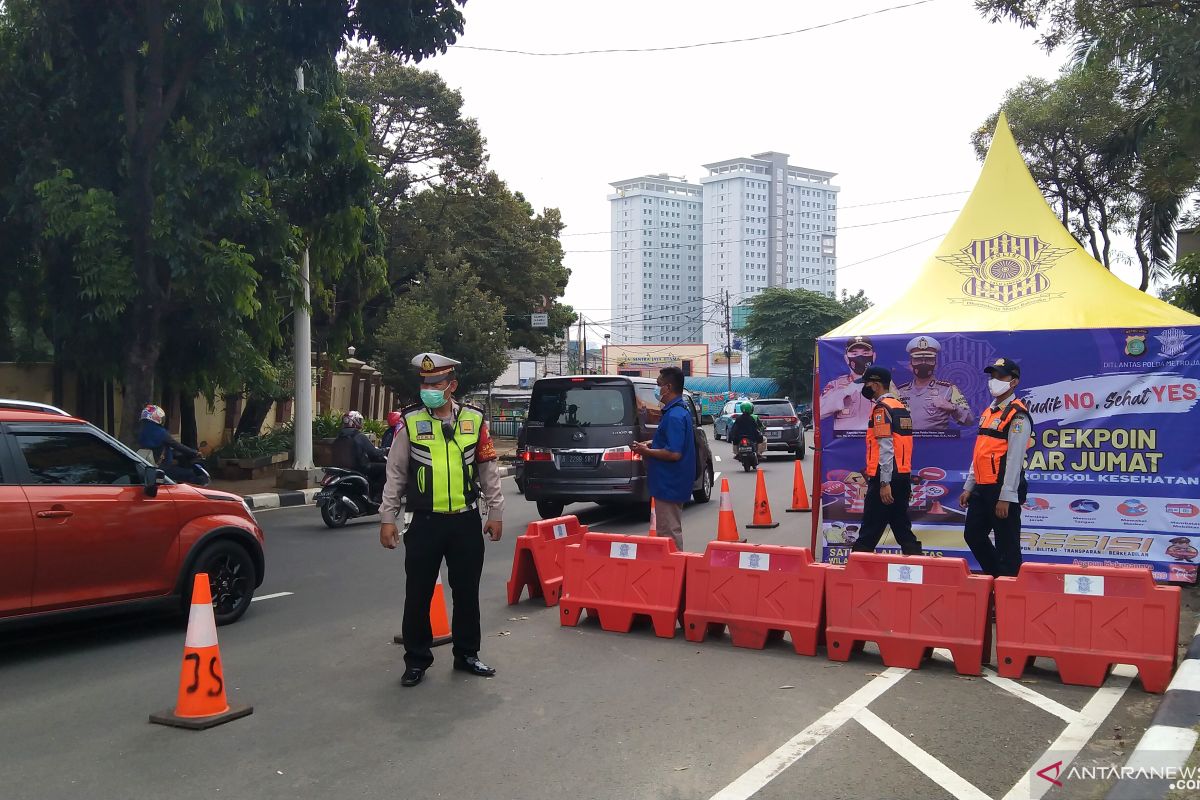 Petugas gabungan  awasi pemudik nekat di pos pemeriksaan Lebak Bulus