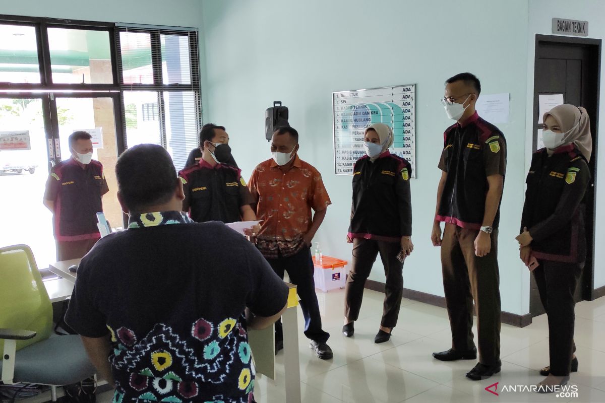 Penyidik dari Kejaksaan geledah kantor PDAM HST