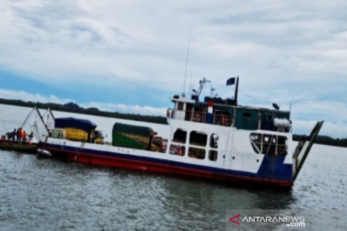 Kapal Jembatan Musi II kandas di Pulau Suwangi  akibat kabut tebal dan angin kencang