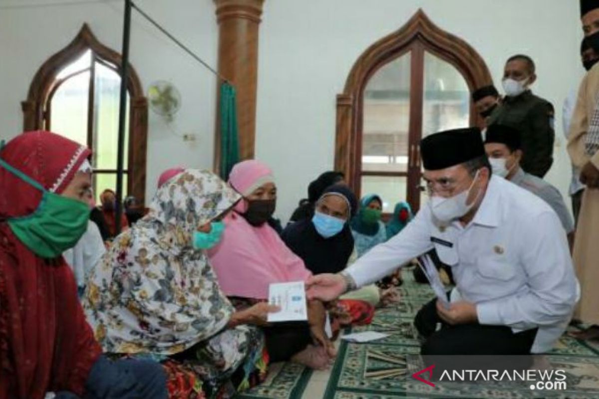 120 warga Desa Nibung terima zakat dari ASN Pemprov Babel