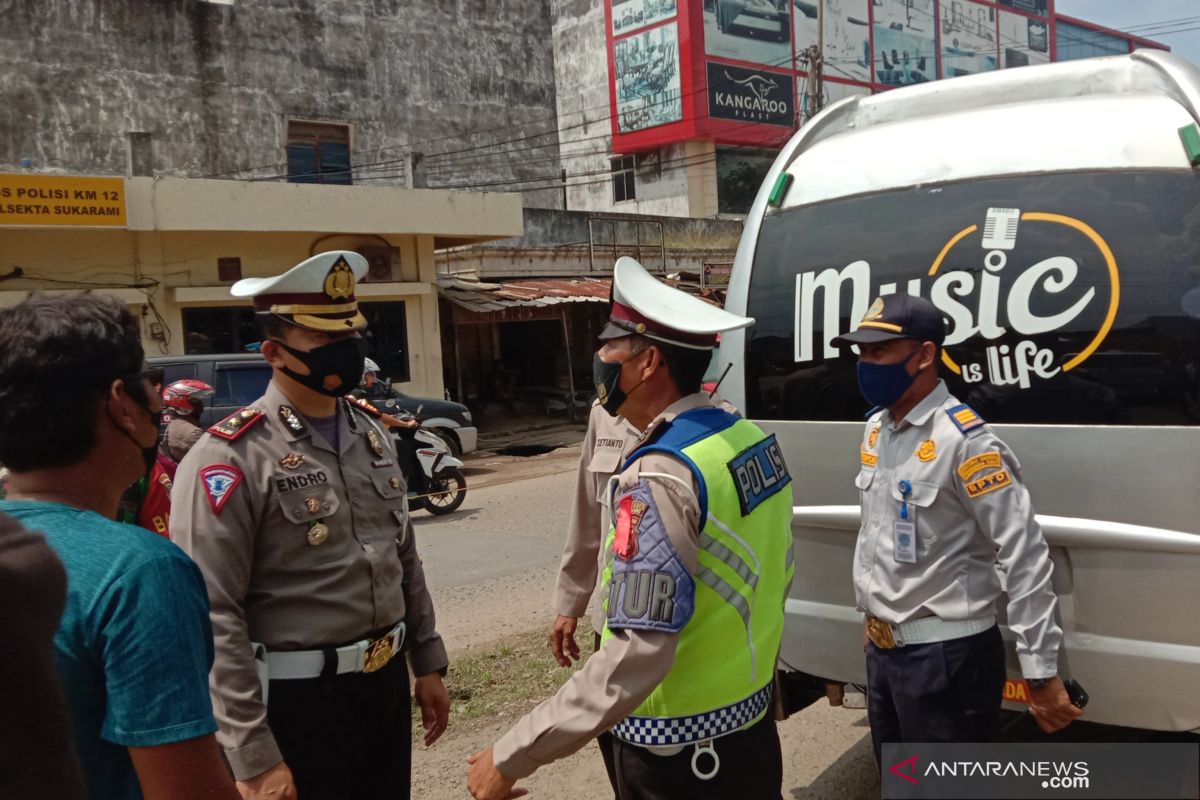 Ratusan kendaraan hendak masuk Kota Palembang diputar balik